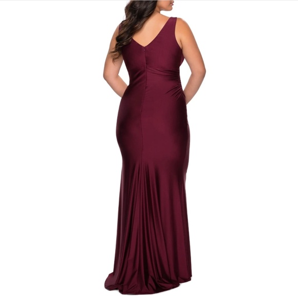 NEW‎ $360 La Femme Curve [ 16 ] Satin V Neck Trumpet Gown in Dark Berry - Picture 12 of 13
